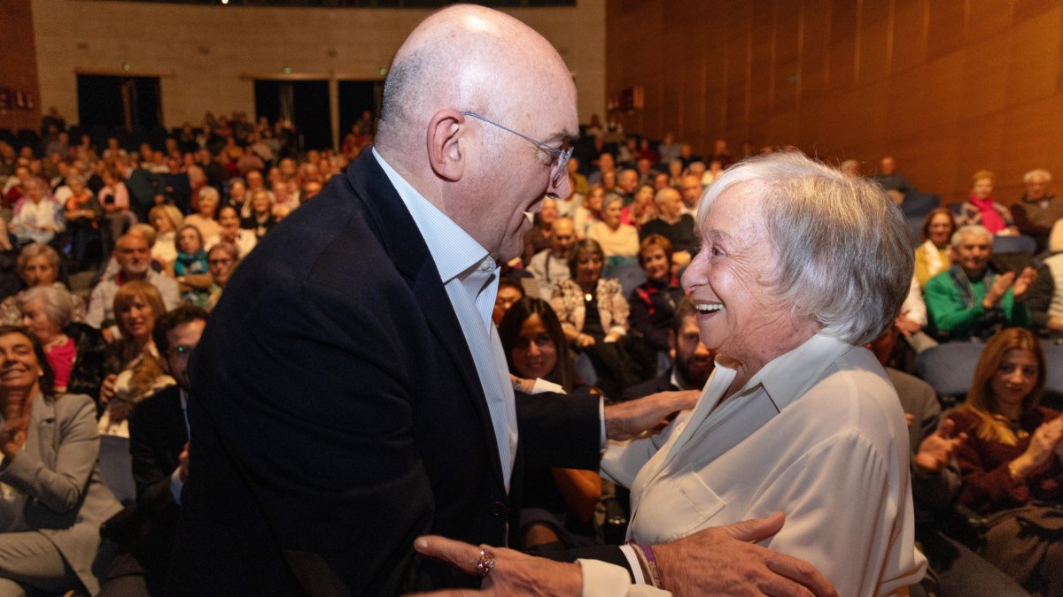 El alcalde de Valladolid, Jesús Julio Carnero, junto a Pilar Alonso, voluntaria de Centros de Vida Activa Puente Colgante y Zona Sur 