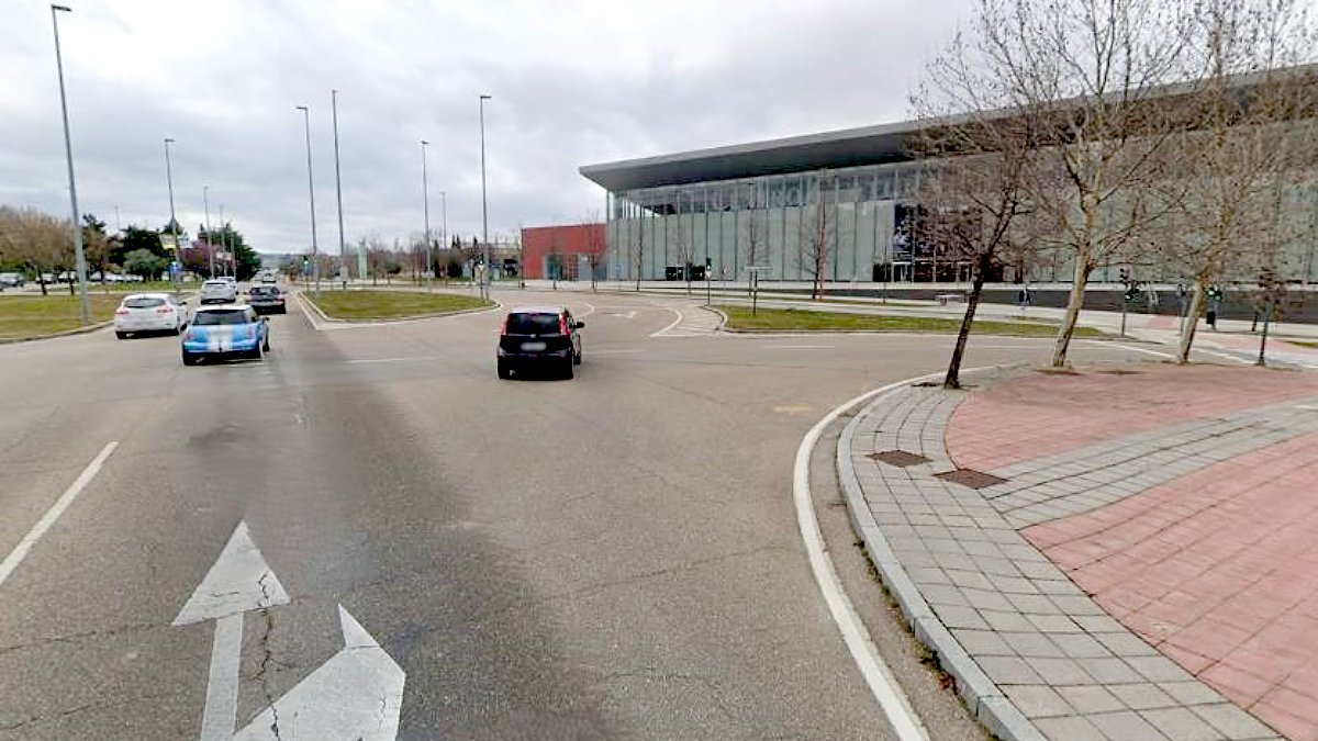 Rotonda de cruce de la Avenida Real Valladolid con la calle Monasterio de San Lorenzo de El Escorial, donde se produjo un herido por vuelco de un vehículo. GGL SW