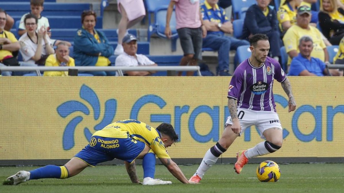 Iván Sánchez regatea a un rival durante el partido frente a la UD Las Palmas