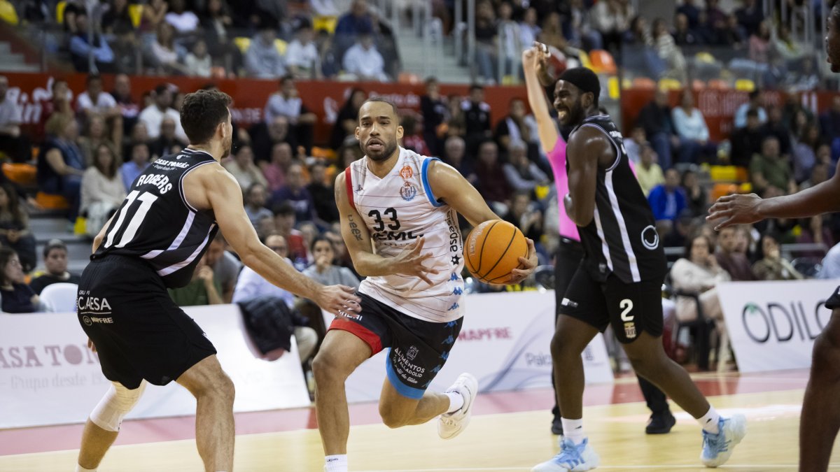 Mike Torres inicia una penetración a canasta ante Rogers.