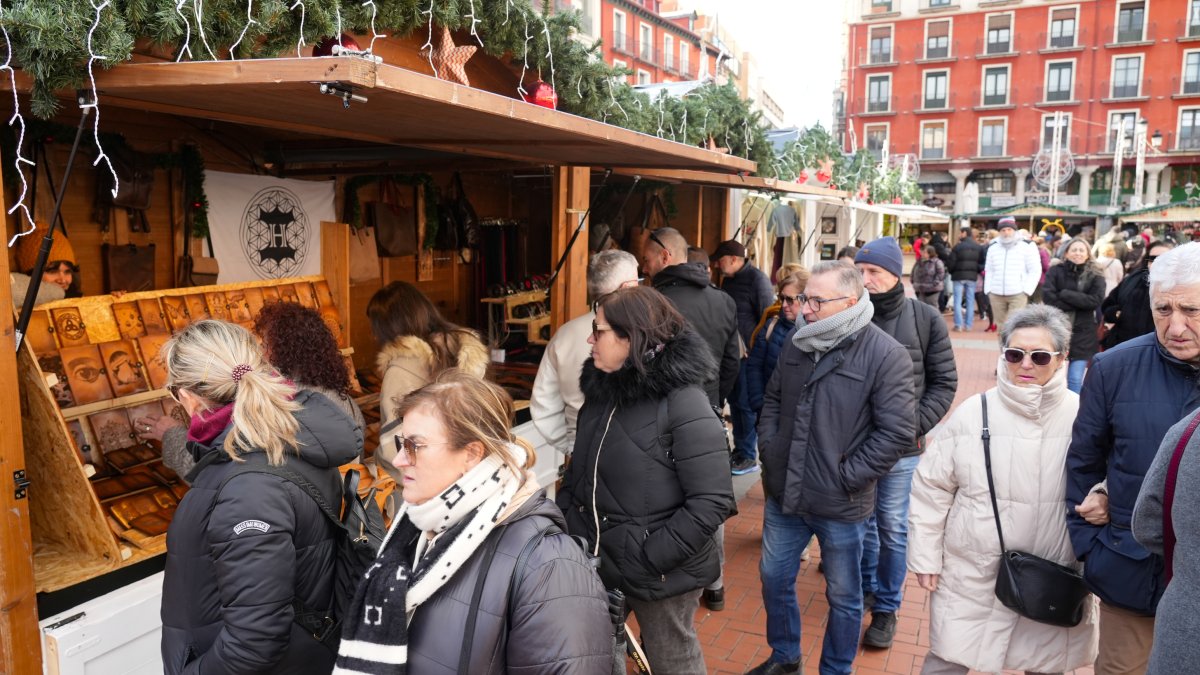 El Mercado Artesanal Navideño en la Plaza Mayor de Valladolid.