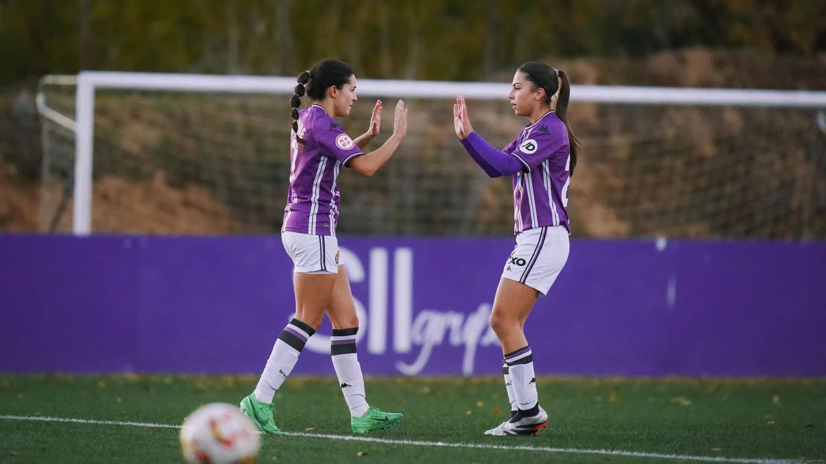 Carmen Duque y Paula Arratia celebran un gol ante el CD Parquesol