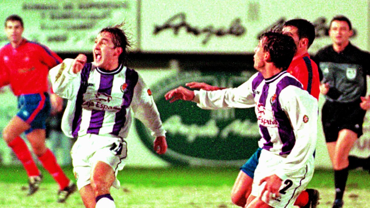 Imagen de archivo del duelo copero jugado en diciembre de 2000 por el Real Valladolid en Ourense con Heinze (derecha) de blanquivioleta