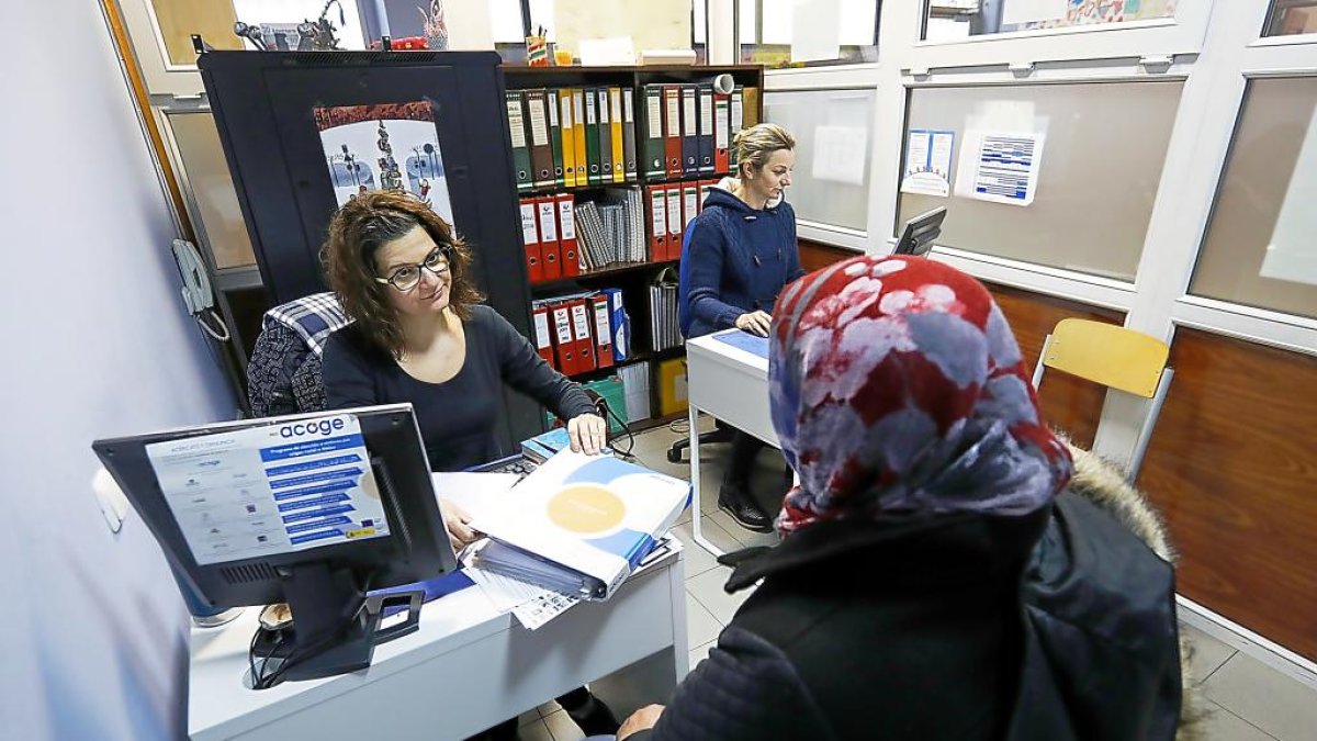Atención a una migrante en la sede de Procomar en una foto de archivo