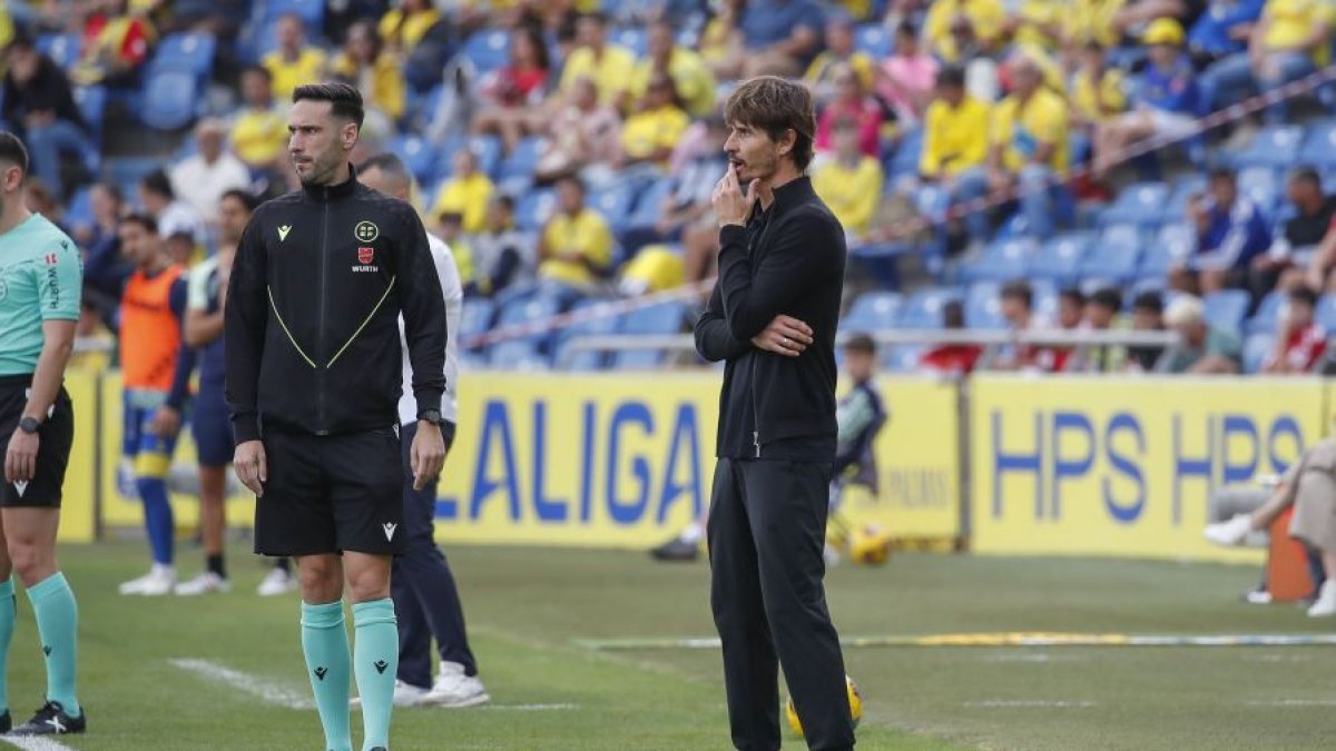El entrenador blanquivioleta Álvaro Rubio observa el juego durante el Las Palmas-Real Valladolid.