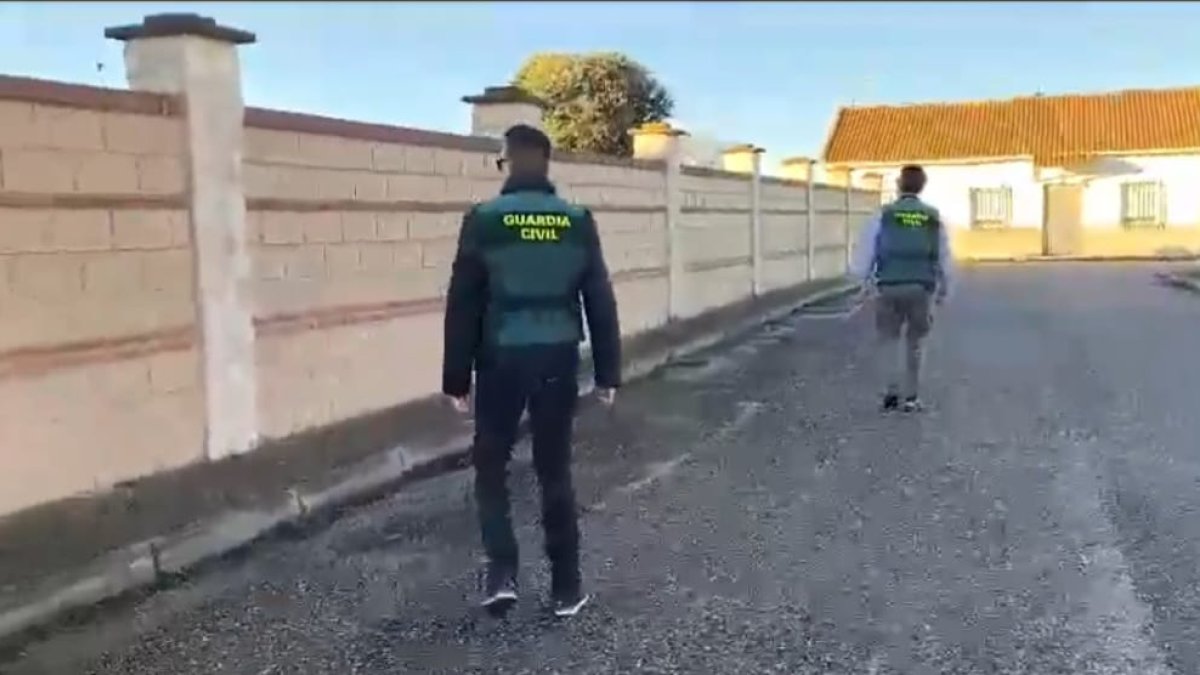 Guardias Civiles en labores de investigación
