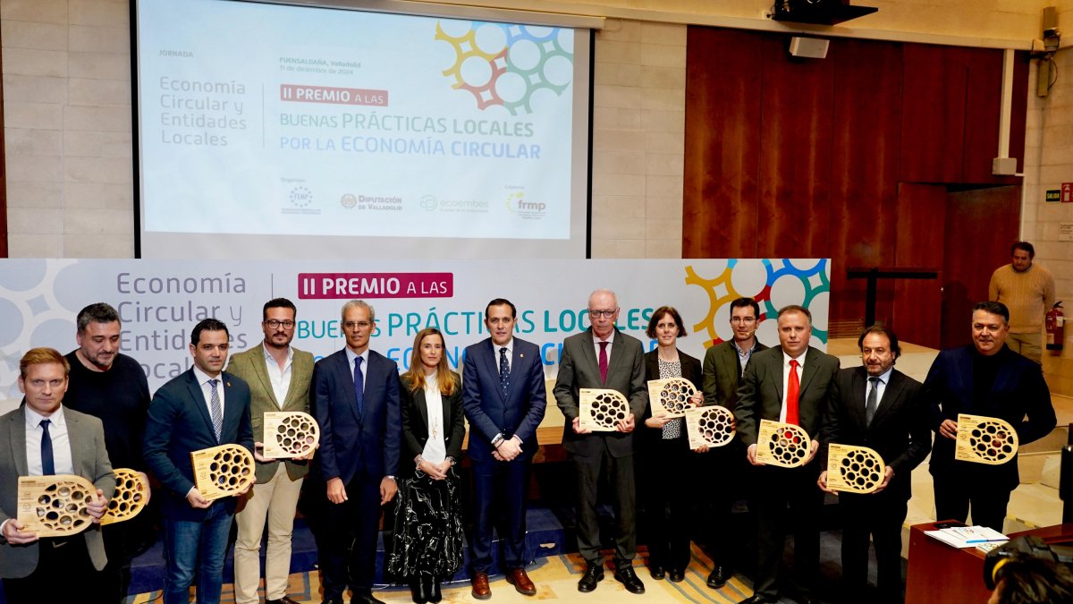 Foto de familia de los premiados en la jornada 'Economía Circular y Entidades Locales'