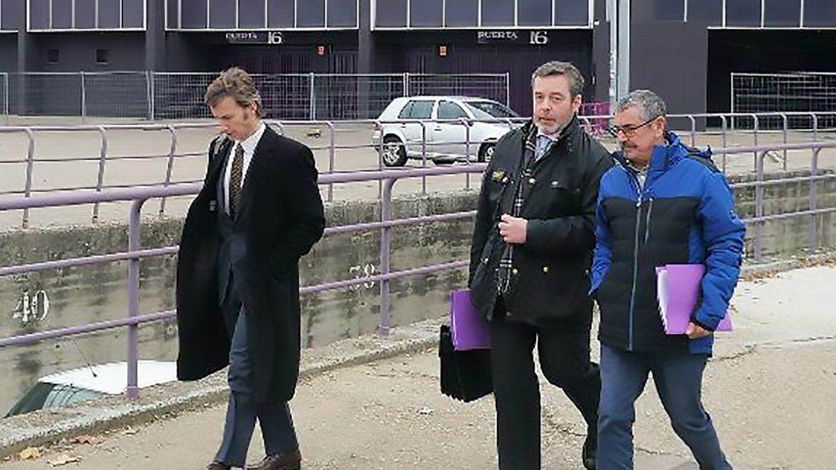 Accionistas del Real Valladolid a la salida de la Junta Ordinaria