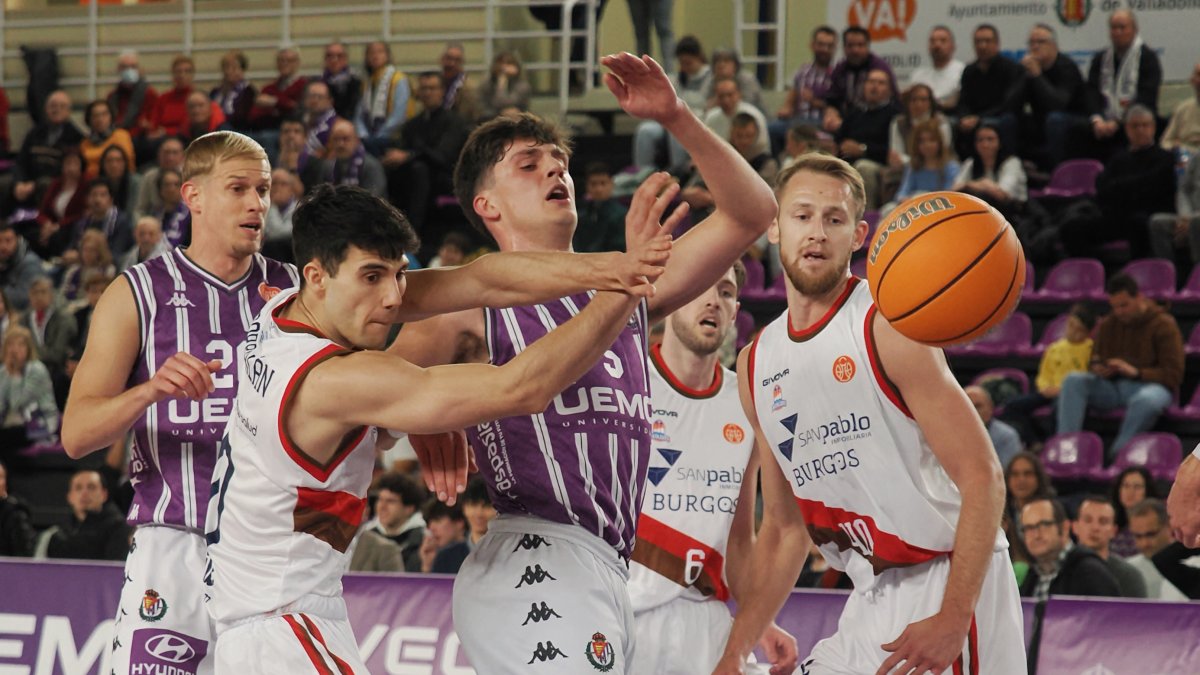 El canterano Juan García-Abril, intenta abrirse camino entre Corbalán y Gudmunsson.
