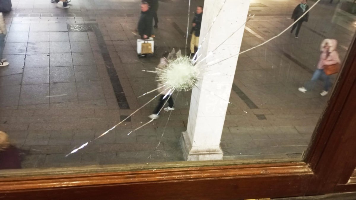 Una de las ventanas afectadas por el ataque a la sede de Vox en Palencia.