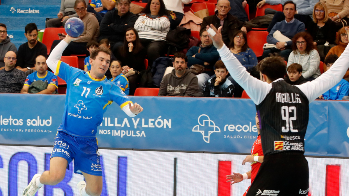 Alejandro Pisonero en un mano a mano con el portero del Bada Huesca