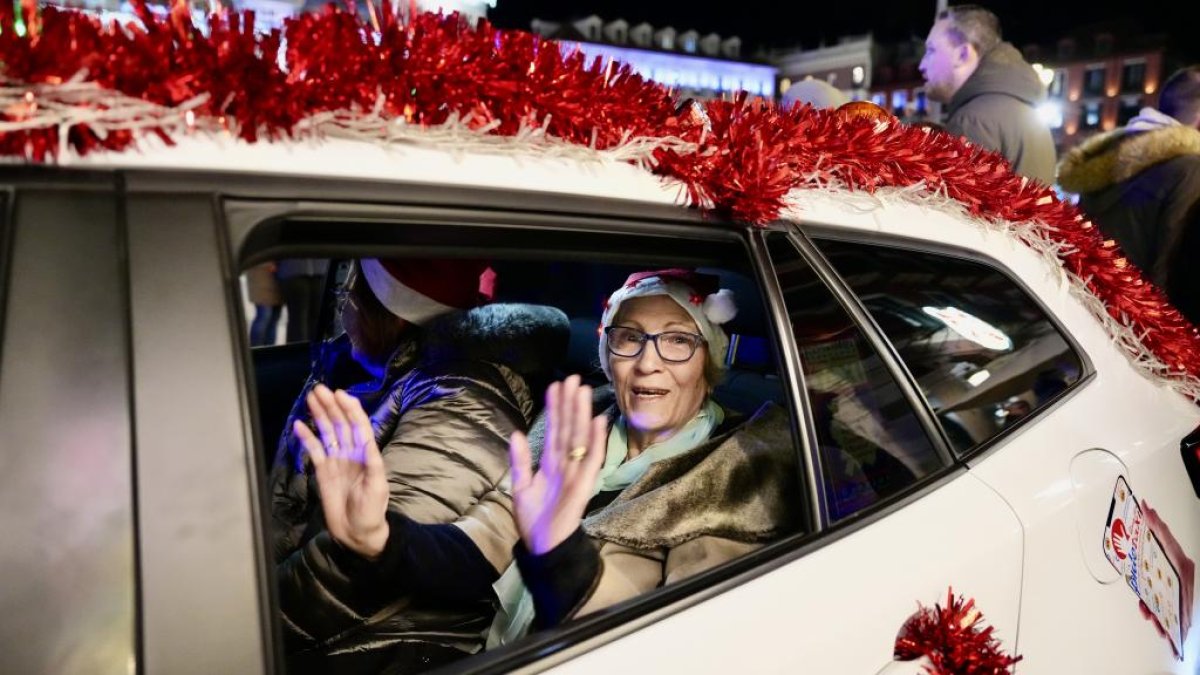 Los taxistas trasladan a los mayores por las calles de Valladolid para que vean la iluminación navideña