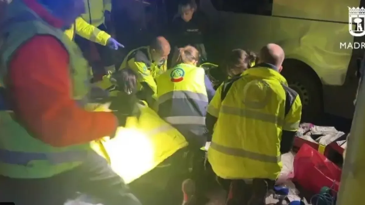 Momento en el que las emergencias de Madrid trataban de reanimar a la víctima, en una imagen de archivo.