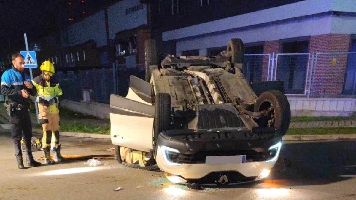 Vehículo volcado en la calle Niquel, en el polígono de San Cristóbal