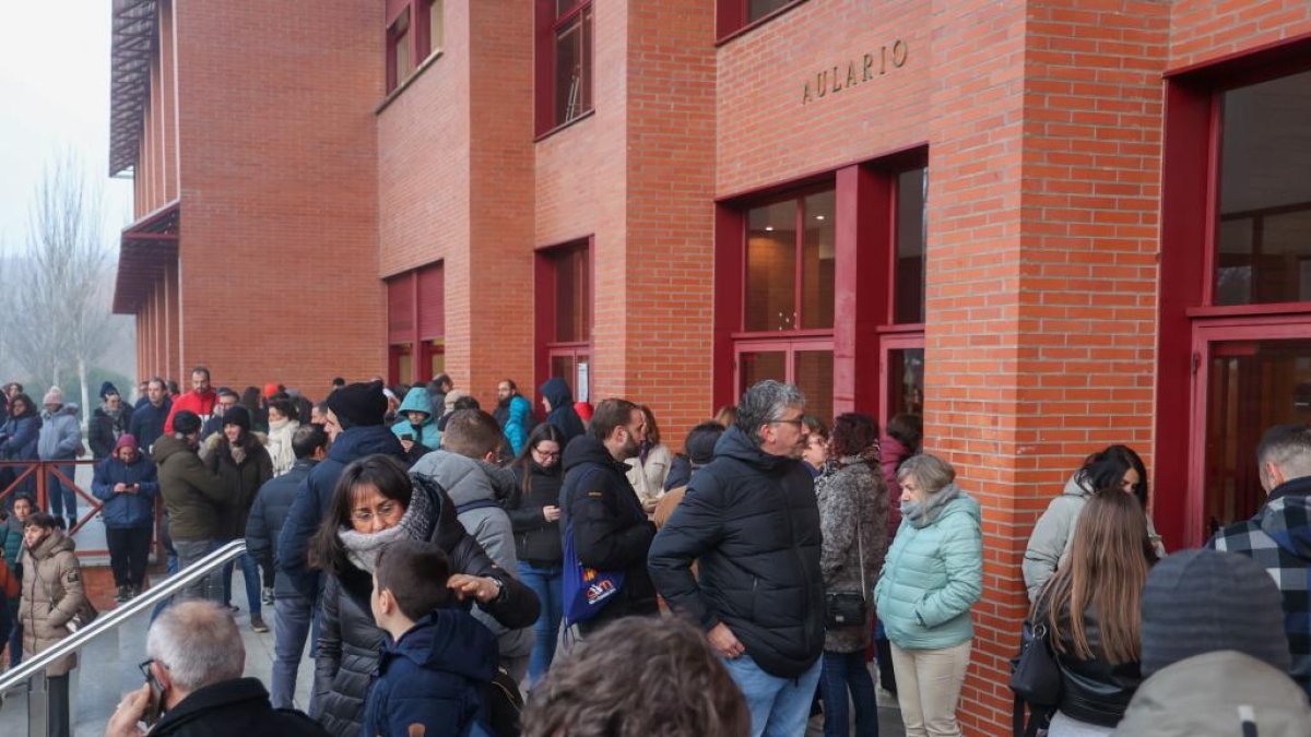 Un grupo de opositores espera a las puertas del Aulario antes de entrar a realizar el examen.