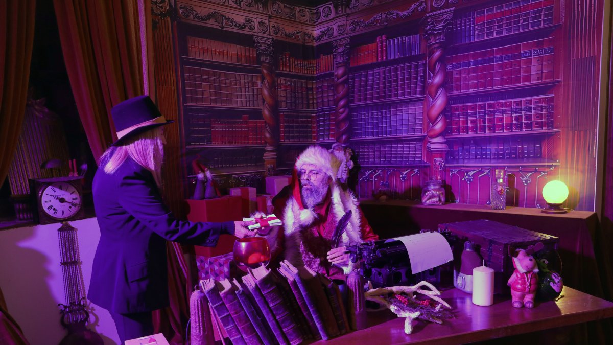 Vaelo-Asociación para el Desarrollo Rural instala La Villa de la Navidad en Paredes de Nava (Palencia) mientras Papa Noel y sus ayudantes clasifican las cartas y preparan los regalos