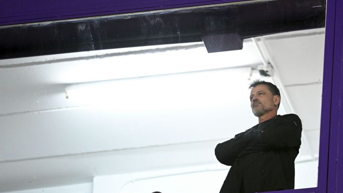 Diego Cocca, en uno de los palcos del Fondo Norte viendo el partido contra el Valencia.