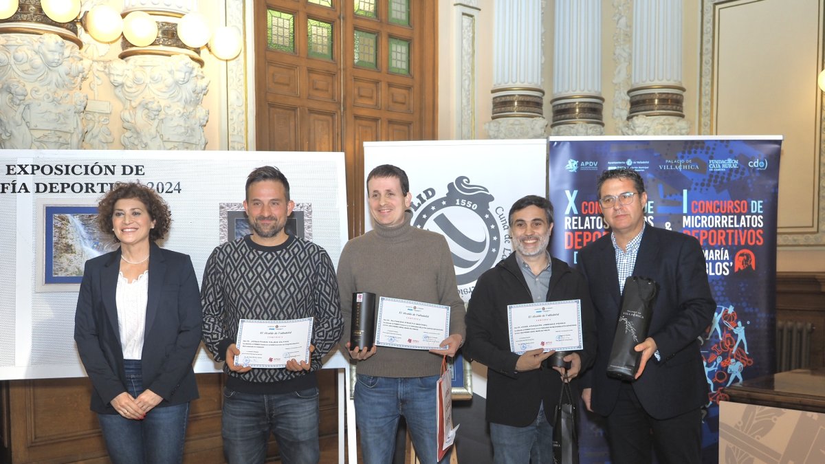 Vencedores de los Concursos de Fotografía, Relatos Cortos Deportivos y Microrrelatos, junto a Mayte Martínez y Lolo Velasco (APDV).