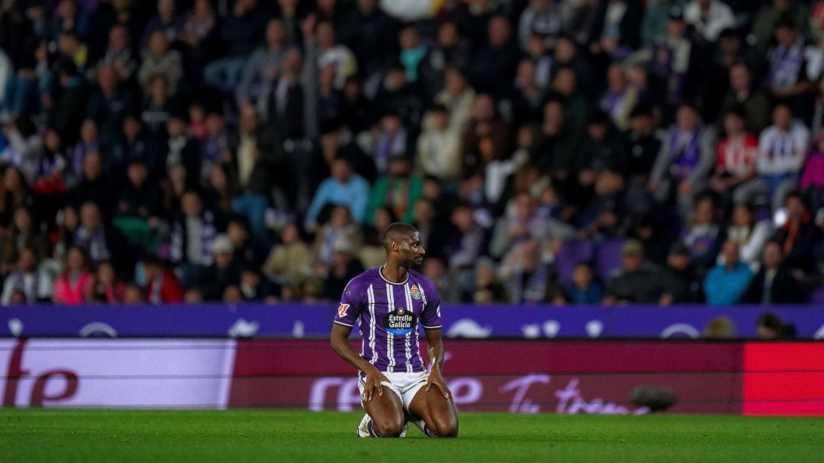 Sylla, arrodillado durante un partido del conjunto blanquivioleta.