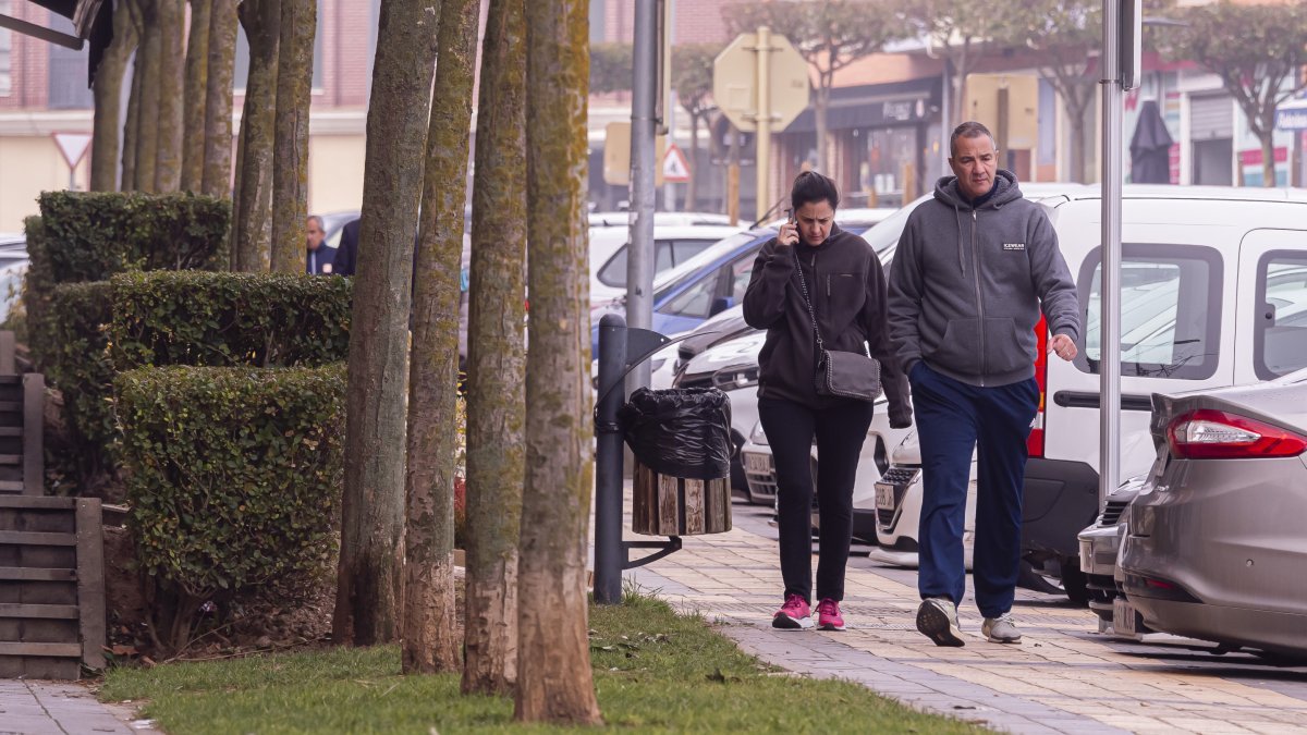 Una pareja pasea por una calle del centro de Arroyo de la Encomienda