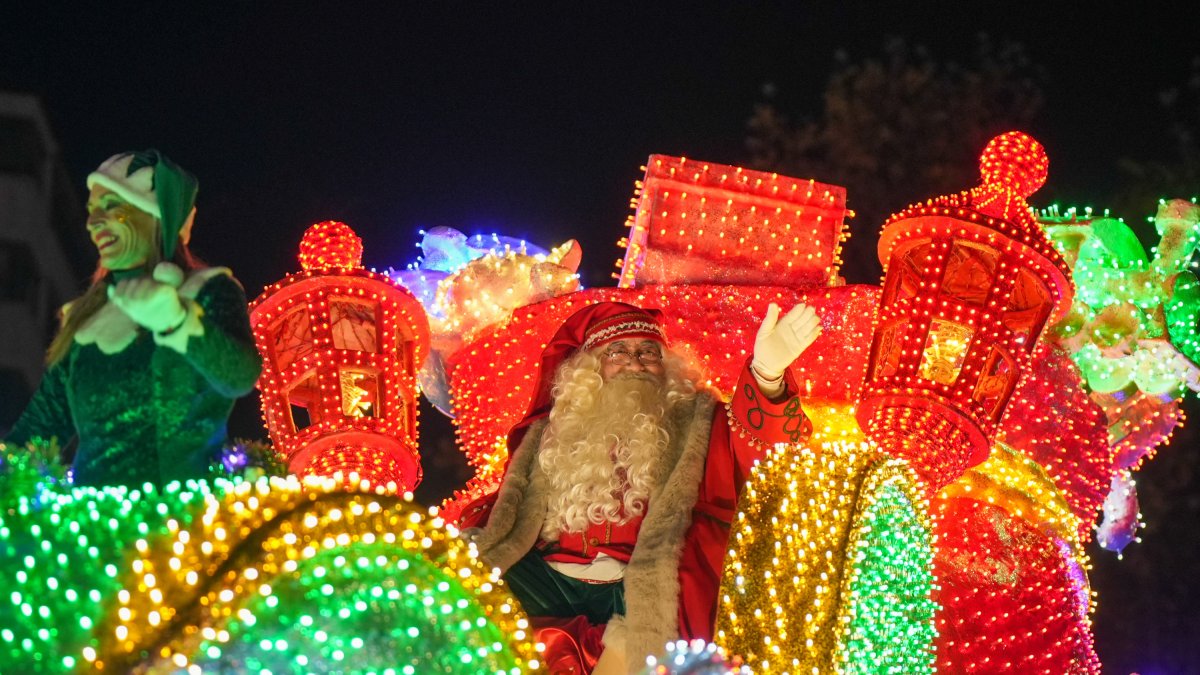 La Cabalgaza de Papá Noel recorre el centro de Valladolid.