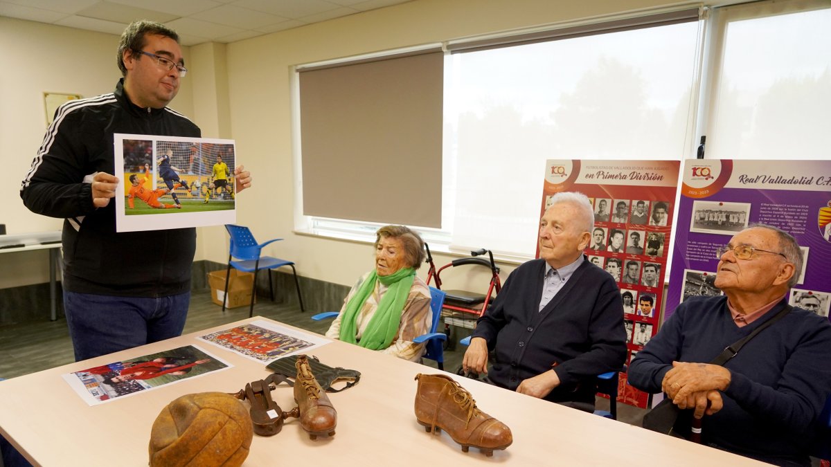 Taller de personas mayores para ejercitar los recuerdos a través del fútbol, en la residencia Domus de Arroyo de la Encomienda (Valladolid)