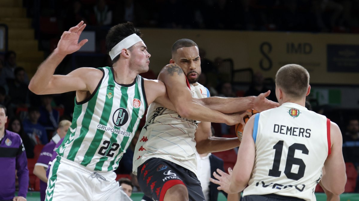 De Bisschop puja por un balón con Mike Torres ante la mirada de Demers.