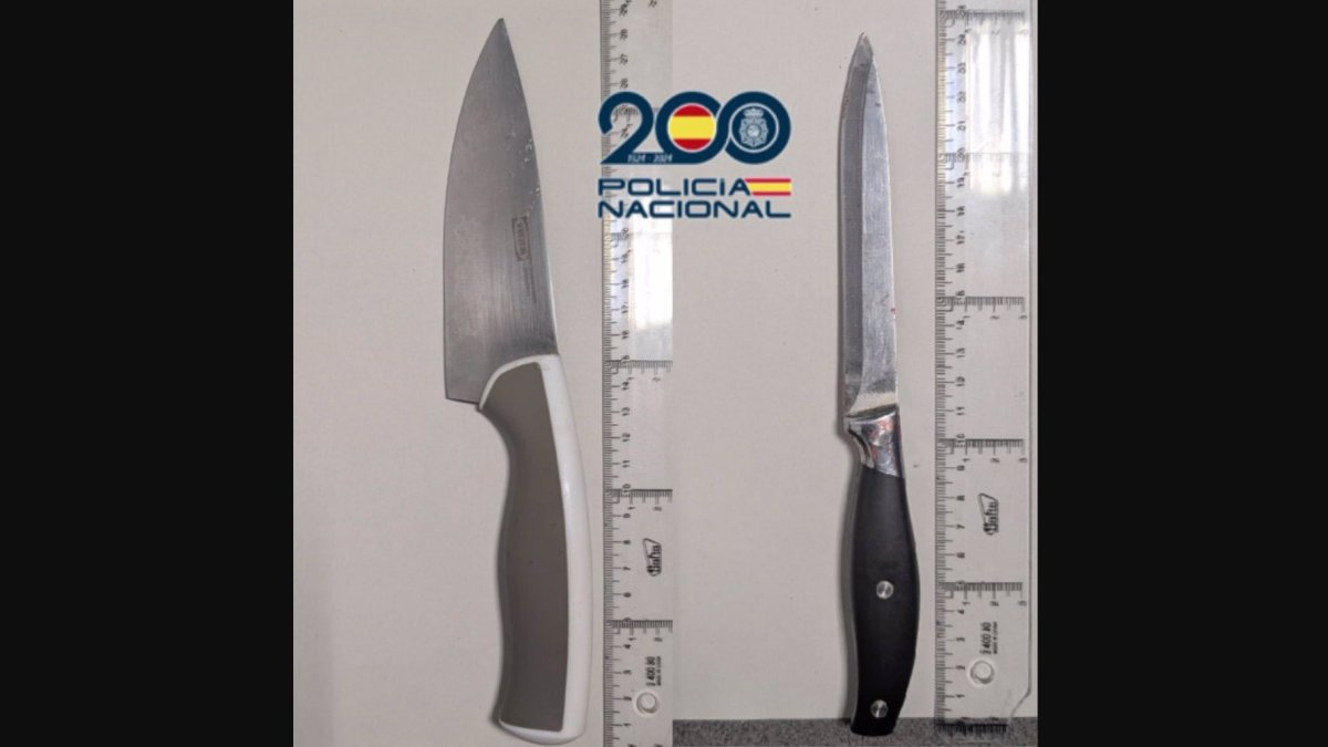 Cuchillos utilizados por los detenidos para agredir a la víctima.