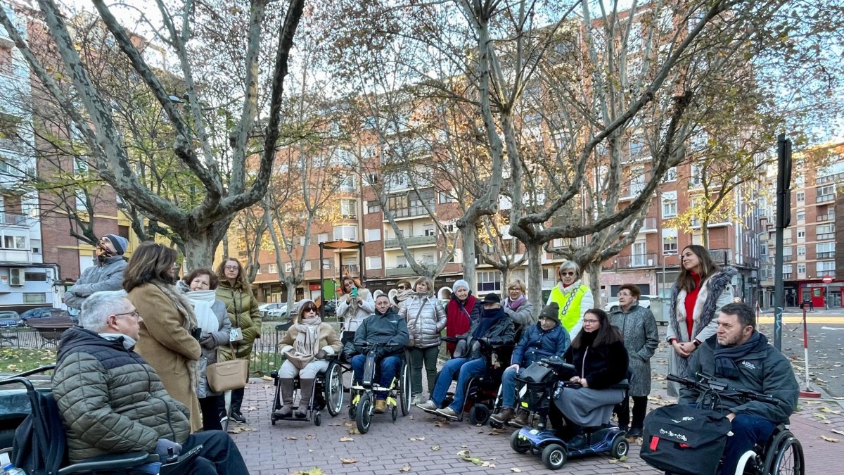 Varias personas con discapacidad participan en la ruta del Hereje.