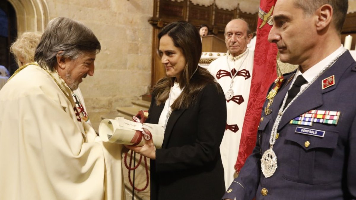 La Cofradía del Milagroso Pendón de San Isidoro inviste a diez nuevos cofrades.