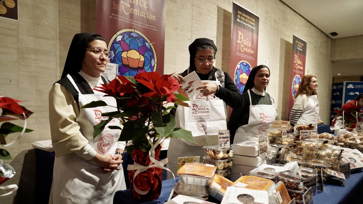 Monjas en uno de los expositores de la feria Dulce Tentación.