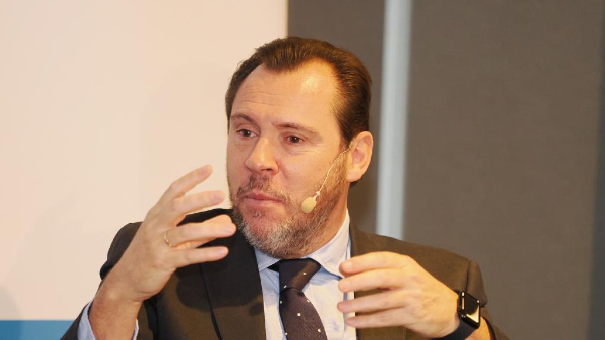 El ministro de Transportes y Movilidad Sostenible, Óscar Puente, participa en el Club de Prensa de El Mundo de Castilla y León.