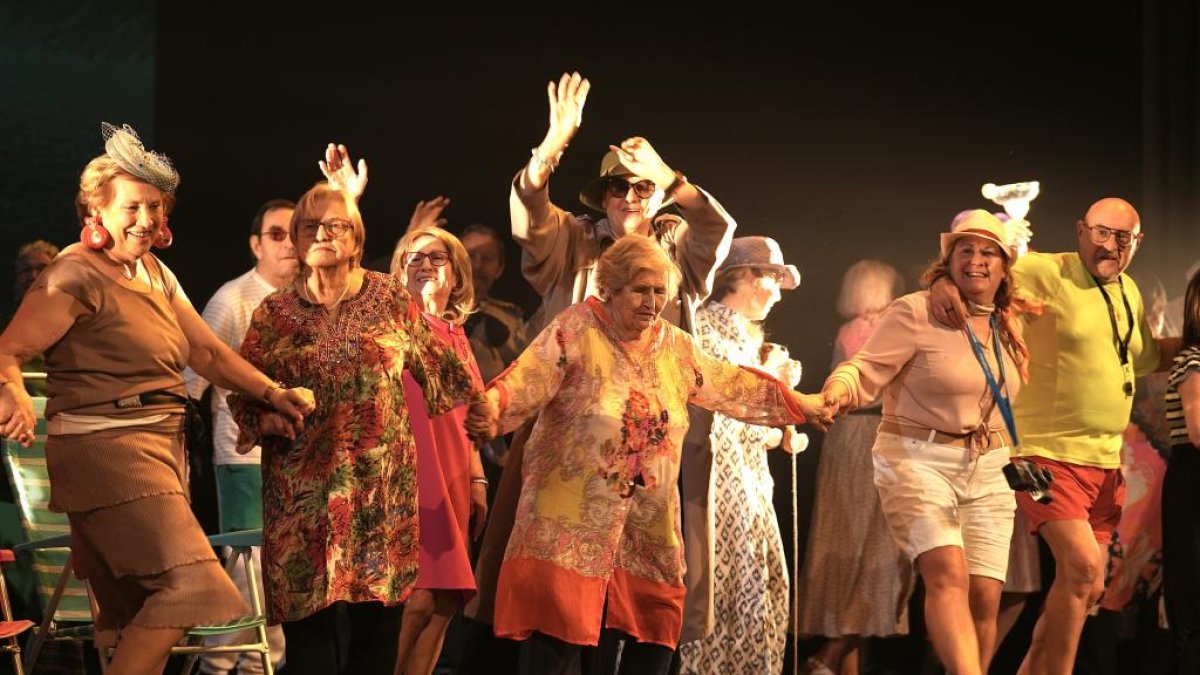 Los componentes de La Nave Senior en el Teatro Calderón