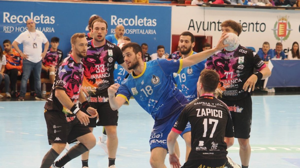 Álvaro Martínez penetra entre rivales en el derbi de la temporada pasada, con victoria del Recoletas 36-33.