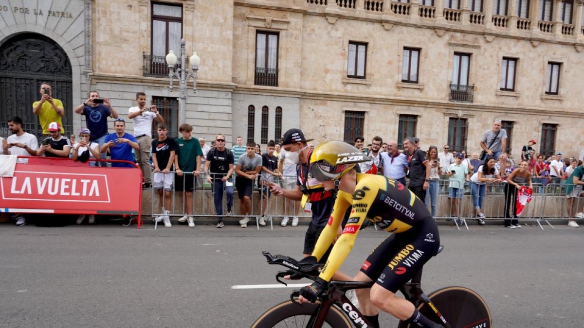 Primoz Roglic en la llegada en Valladolid de la Vuelta Ciclista a España en 2023.