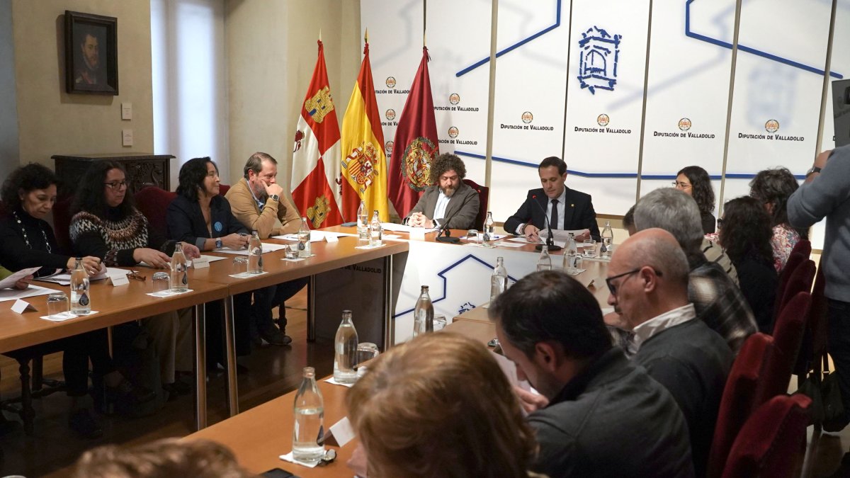 El presidente de la Diputación de Valladolid, Conrado Íscar, acompañado de los representantes de las ONGDs firma los convenios de Cooperación