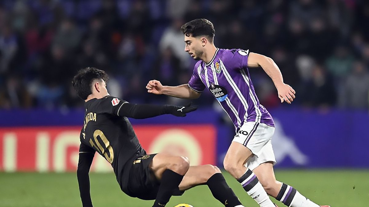 Moro regatea al valencianista Almeida.