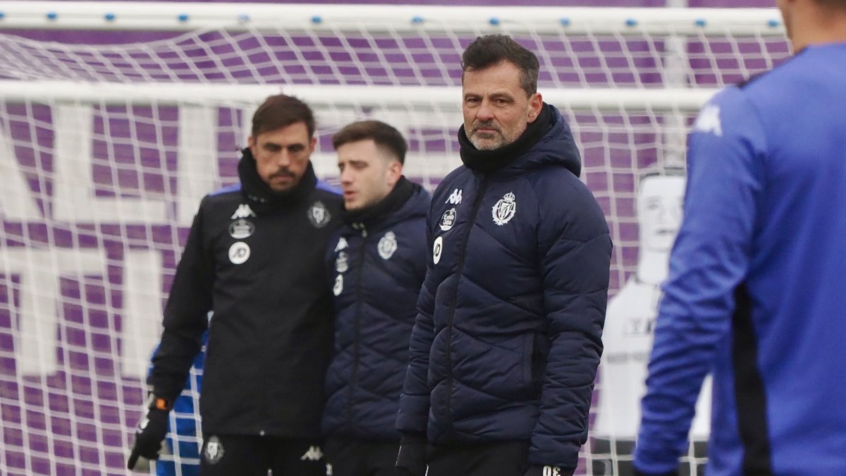 Diego Cocca, en el centro durante su primer entrenamiento con el Real Valladolid.