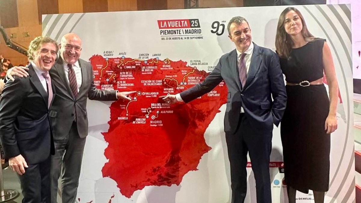 Perico Delgado, Jesús Julio Carnero, Javier Guillén y Blanca Jiménez señalando la etapa de Valladolid.