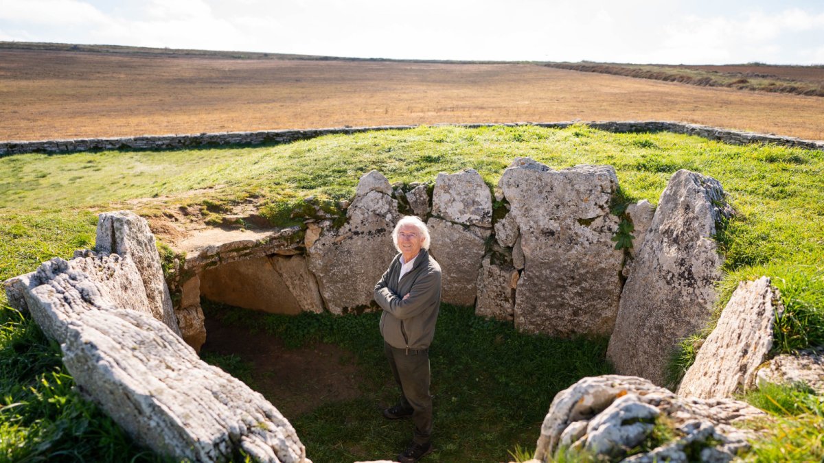 Miguel Moreno en el dolmen de La Cabaña, en la localidad burgalesa de Sargentes de la Lora