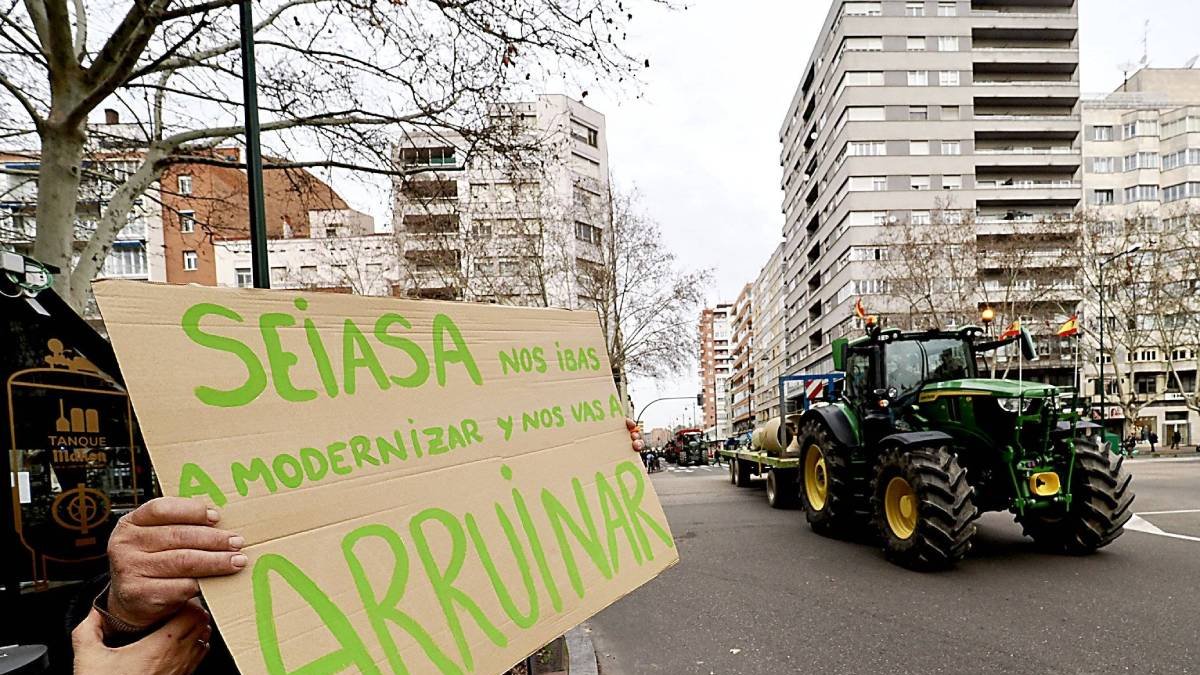 Tractorada de los regantes de Macías Picavea en Valladolid el pasado 15 de febrero, en una foto de archivo. ICAL
