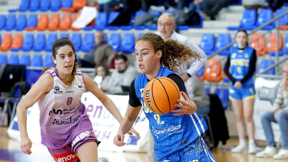 Cristina Niño sube el balón ante el Mondragón