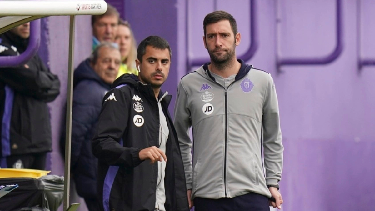 Manuel Olivas, a la derecha, acompañado de su segundo entrenador, Iván Briones