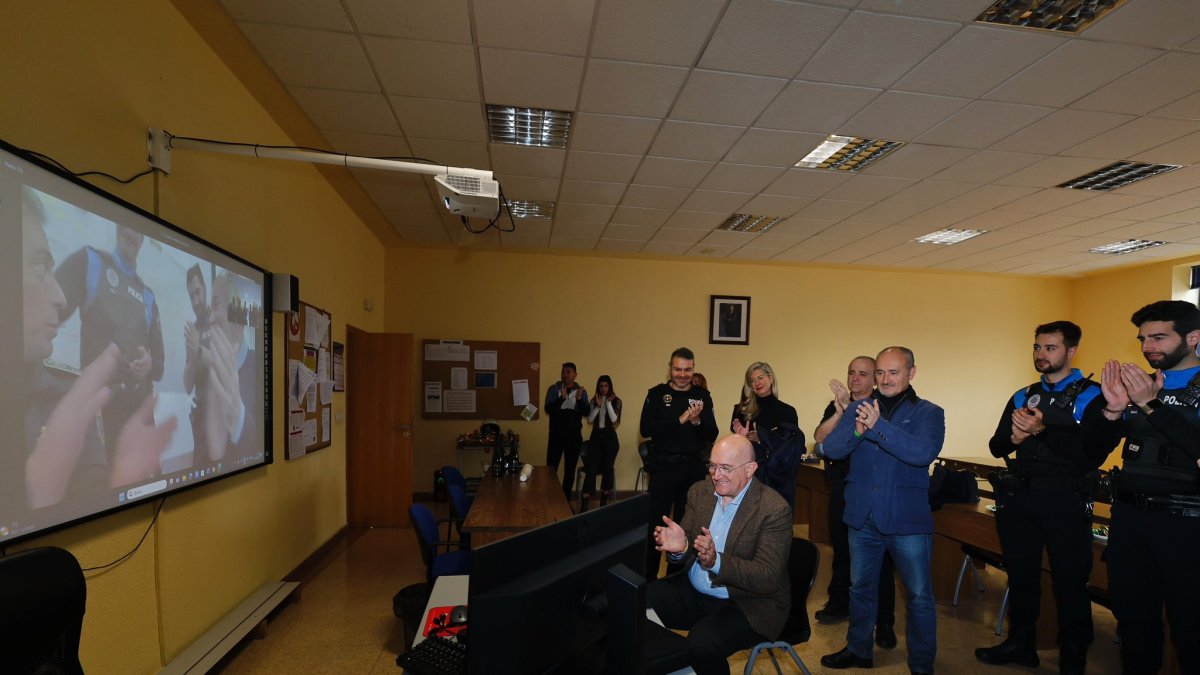 El alcalde durante la conexión por videoconferencia con los agentes locales desplazados en Massanasa (Valencia).