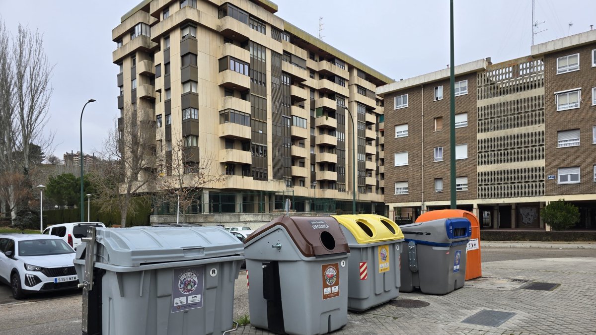 Contenedores de basura en la plaza de Uruguay de Arturo Eyries, en una imagen de archivo.