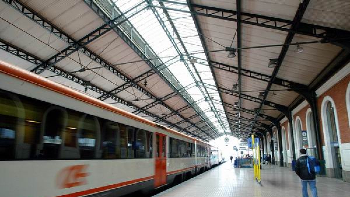 Tren de Renfe en la estación Campo Grande de Valladolid.