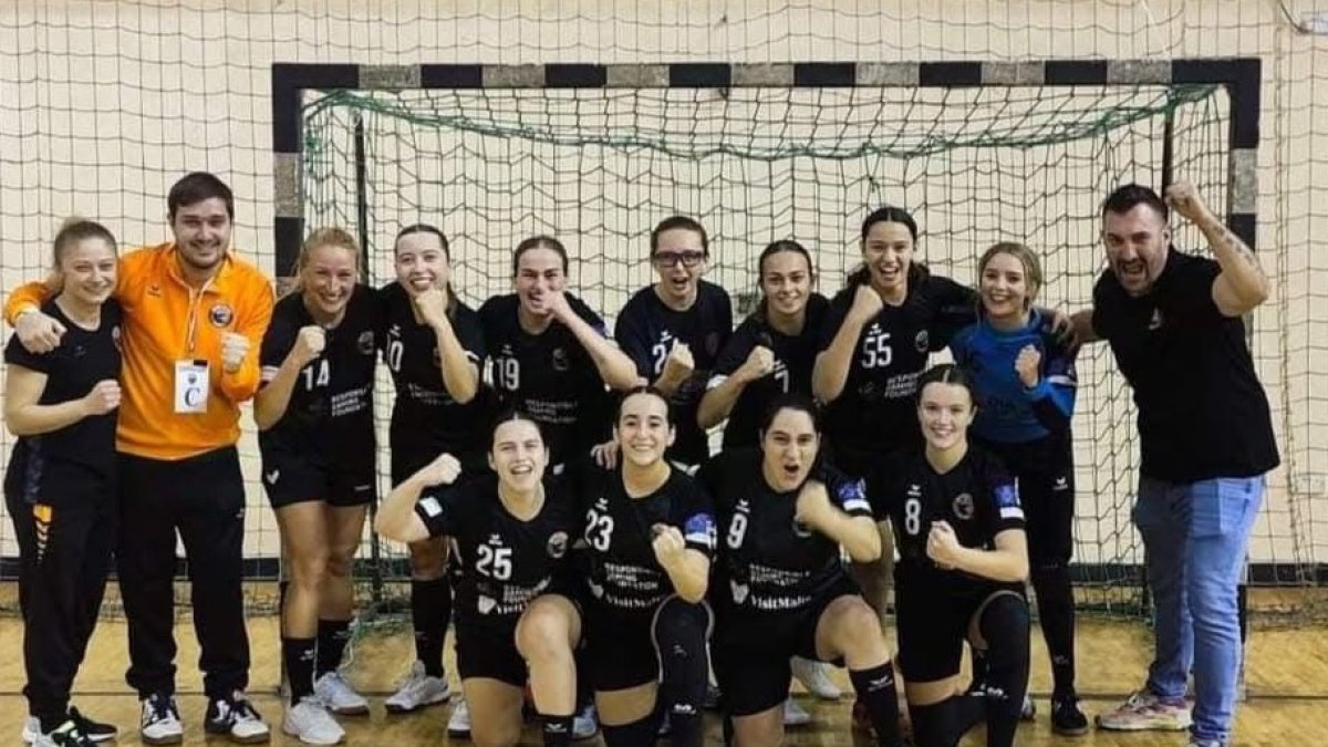 Juan Garnacho (de naranja), con su equipo Swieqi Phoenix Handball de Malta.