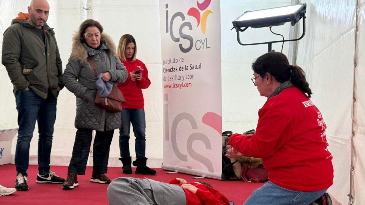 Una instructora enseña maniobras a varios participantes de la acción formativa.