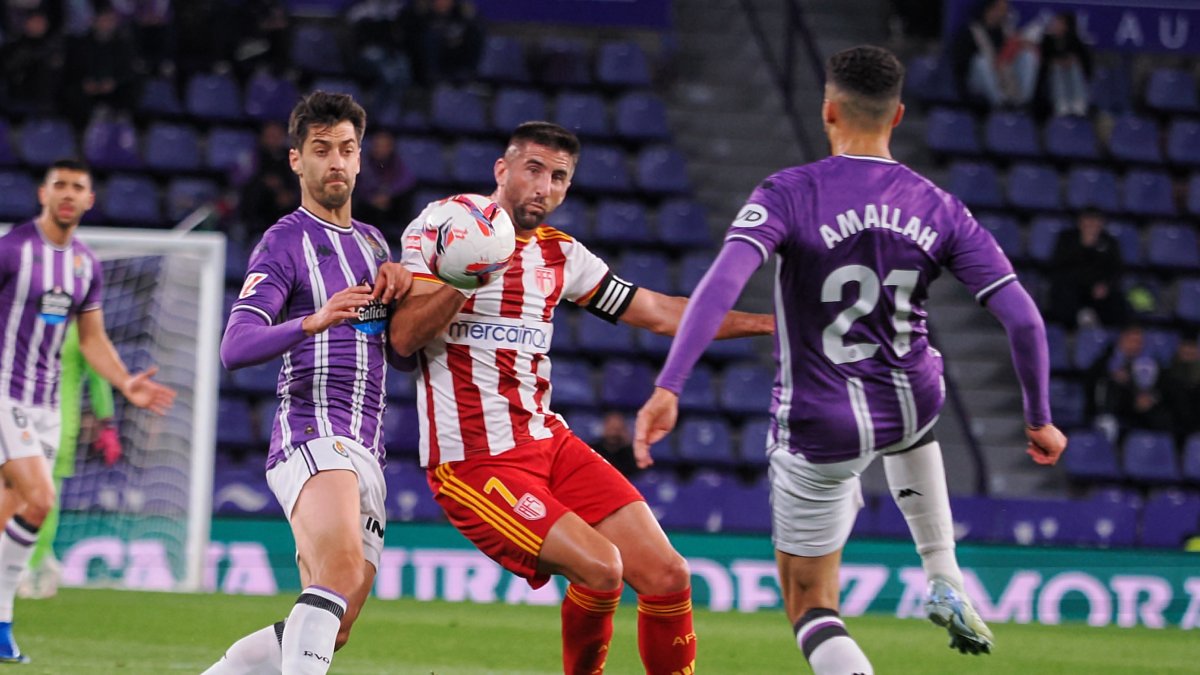 De la Hoz, de frente, en su último partido en Zorrilla, en el ‘Ciudad de Valladolid’ ante el AVS Futebol portugués.