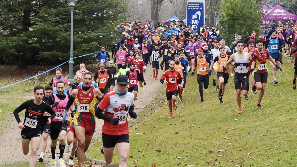 Los participantes de la categoría masculina sénior corren tras el pistoletazo de salida
